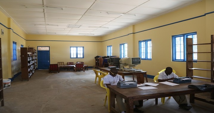 Sehemu ya ndani ya Maktaba iliyokarabatiwa na NHBRA Shule ya Sekondari Tabora Wavulana